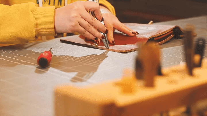 Skrynklig design, mjuk läderväska 👜✨