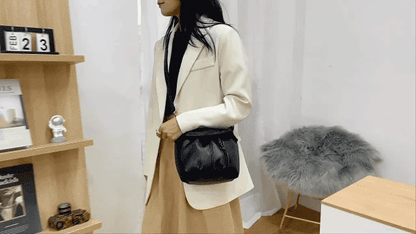 Skrynklig design, mjuk läderväska 👜✨