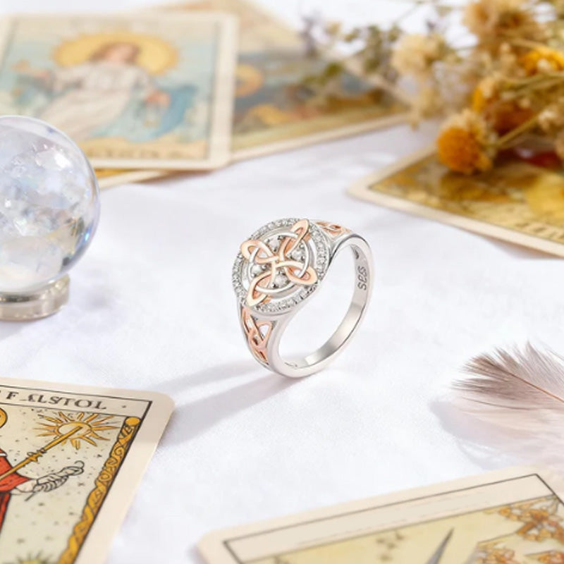 Elegant tvåfärgad ring med keltisk knut och zirkon