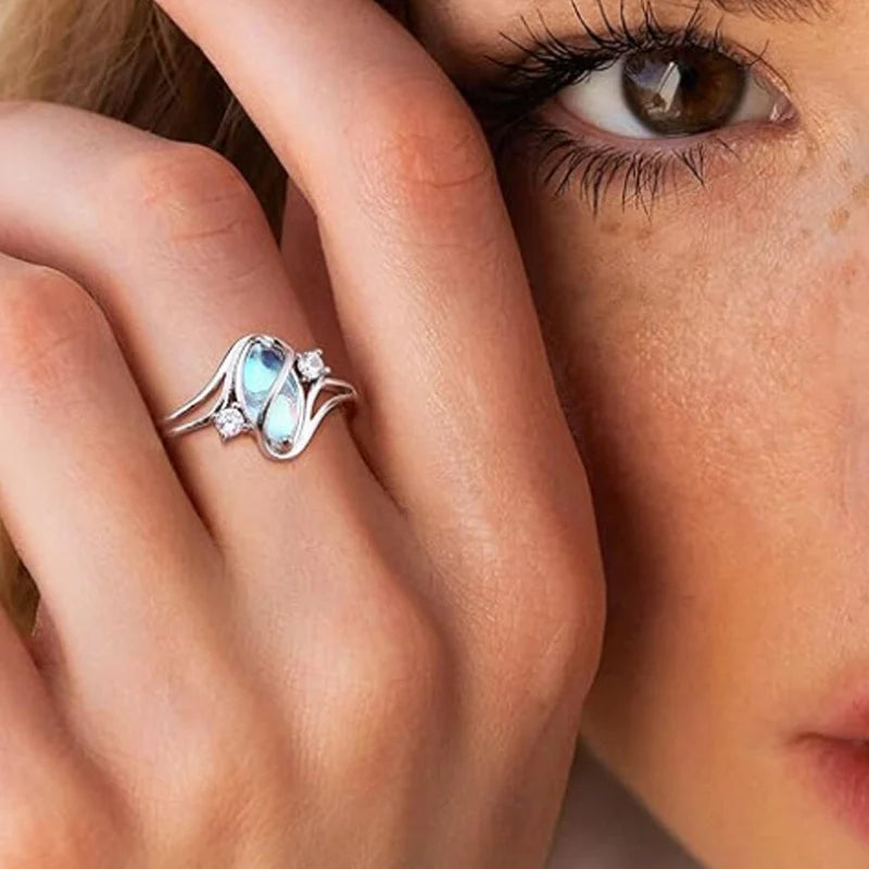 💍Geometrisk oval månstenring med zirkonia-detaljer – mystisk, glittrande och tidlöst elegant