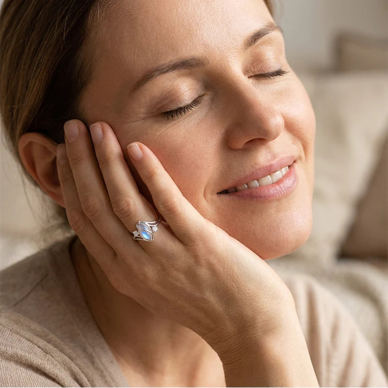 💍Geometrisk oval månstenring med zirkonia-detaljer – mystisk, glittrande och tidlöst elegant