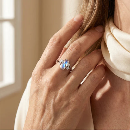 💍Geometrisk oval månstenring med zirkonia-detaljer – mystisk, glittrande och tidlöst elegant