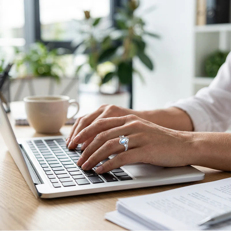 💍Geometrisk oval månstenring med zirkonia-detaljer – mystisk, glittrande och tidlöst elegant